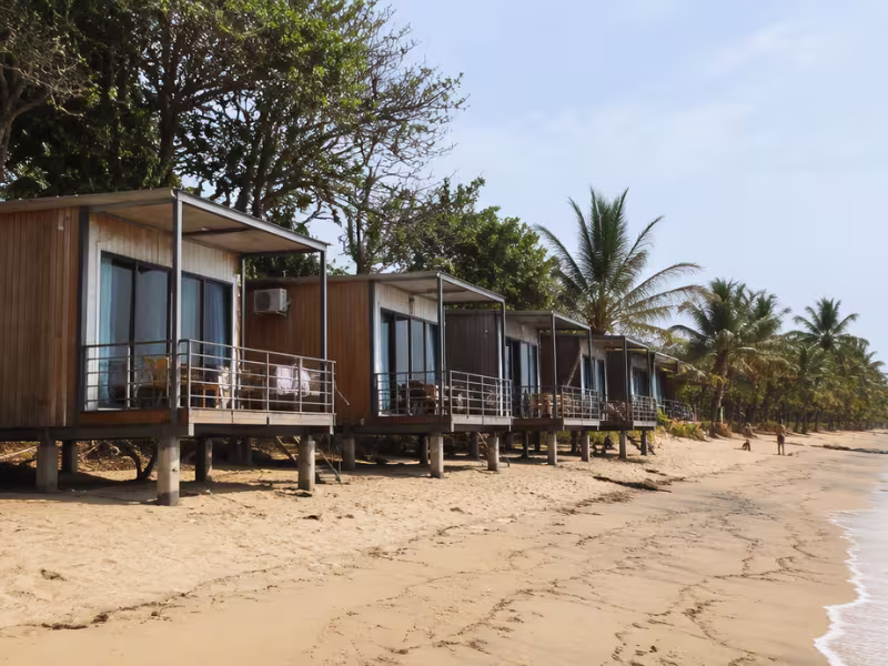 Bungalows préfabriqués pour le secteur touristique en Guinée — Module Concept