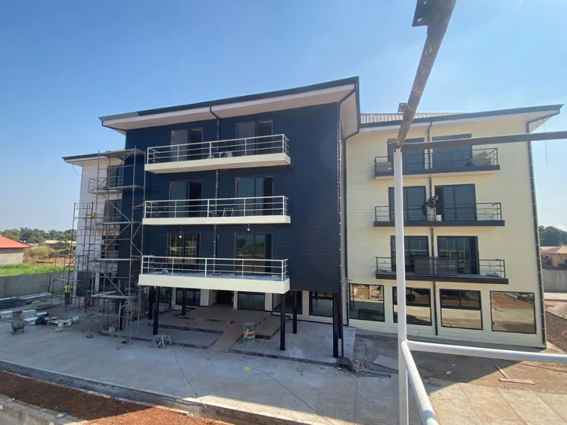 Bâtiment modulaire multi-niveaux en cours de construction