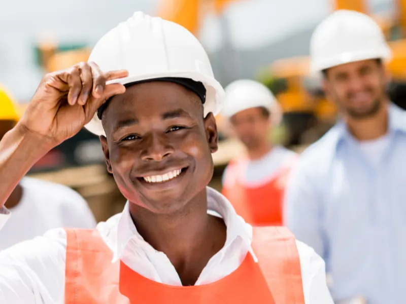 Ouvrier sur un site de construction modulaire en Afrique