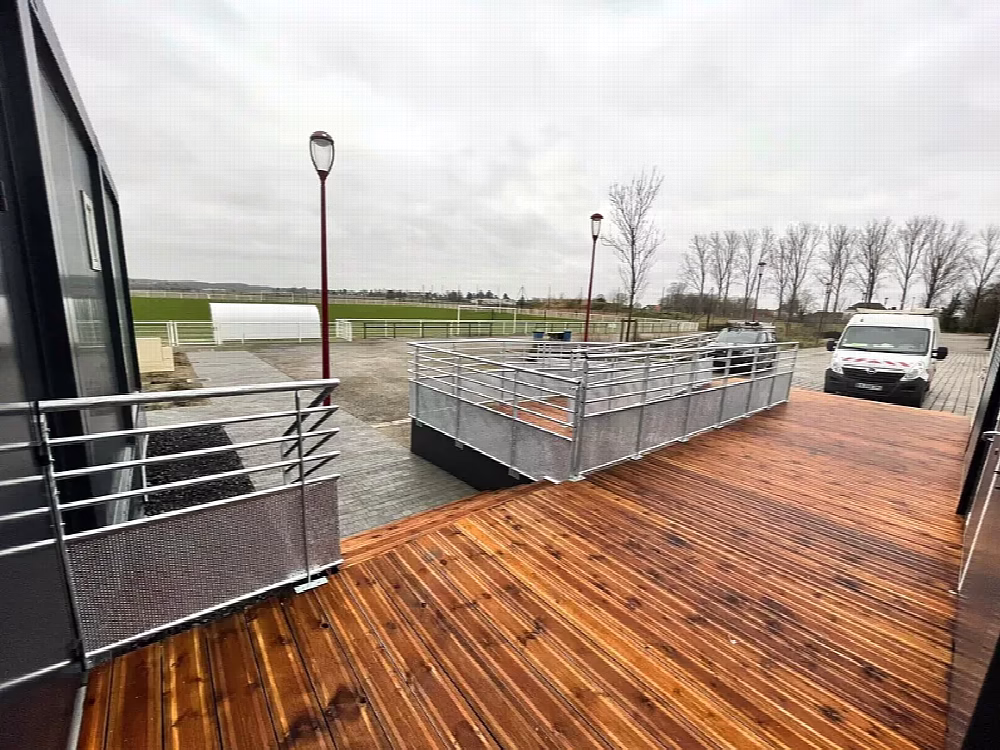 Club House et vestiaires sportifs modulaires au stade Julien Butruille à Raimbeaucourt — vue 4