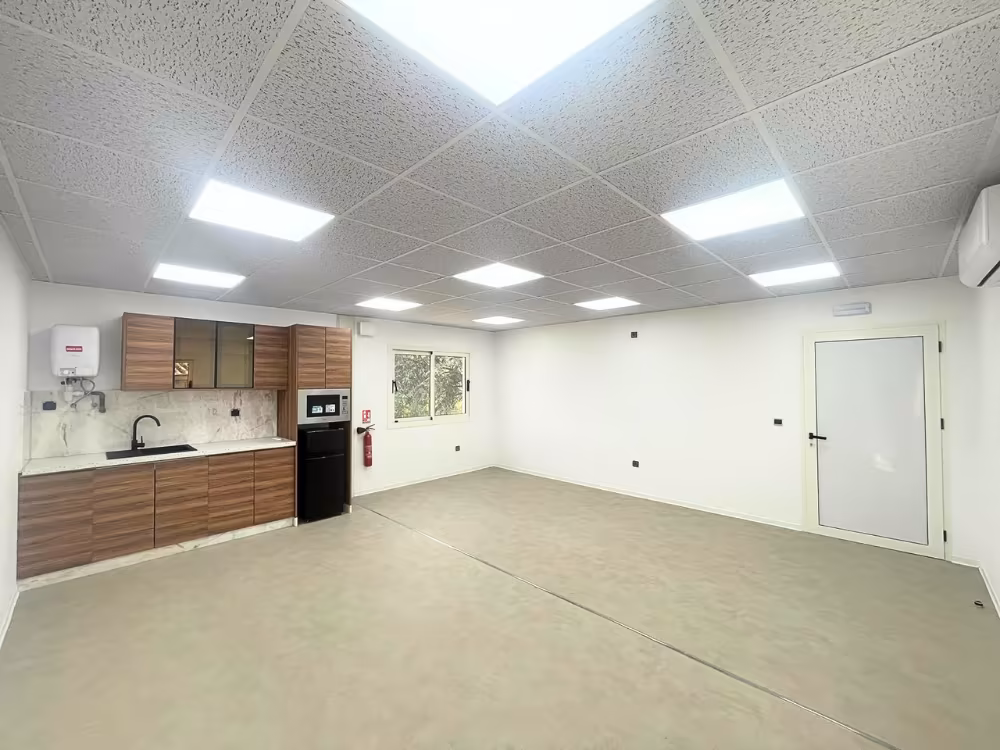 Intérieur aménagé du bâtiment modulaire à Metz — vue 4