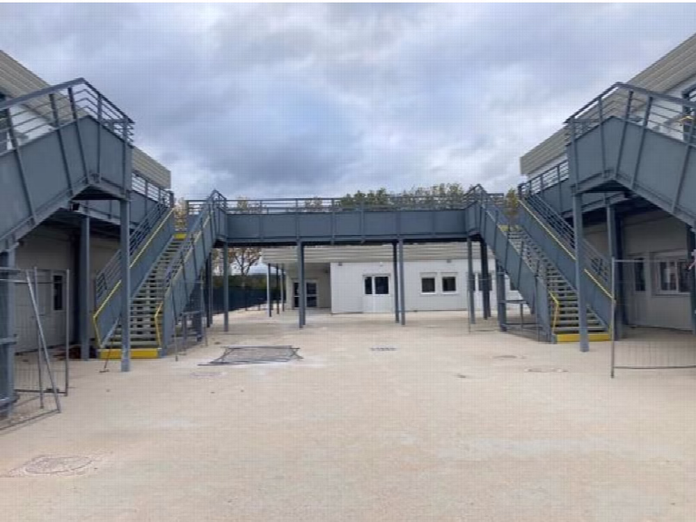 Passerelle et escaliers métalliques pour un collège
