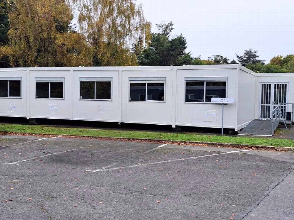 Bâtiment modulaire reconditionné en Normandie, bureaux et sanitaires — vue 1