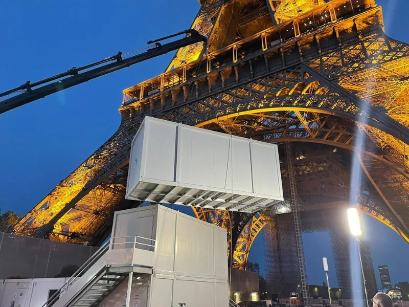 Sas de décontamination modulaire installé au pied de la Tour Eiffel, Paris — Module Concept