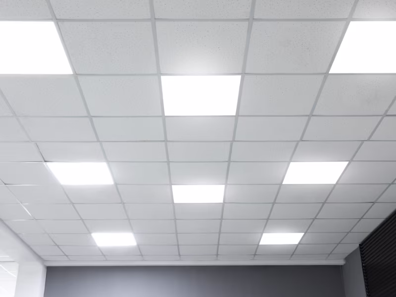 Installation d'un faux plafond modulaire