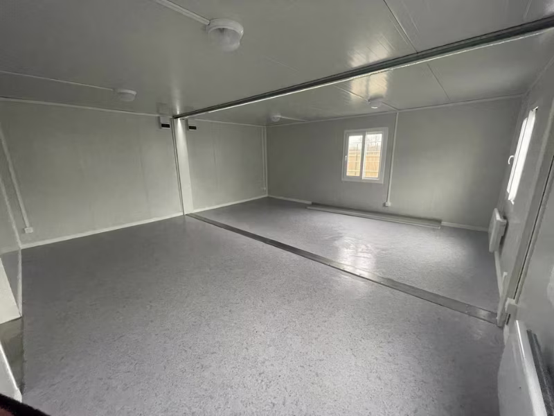 Intérieur d'une base de vie modulaire reconditionnée