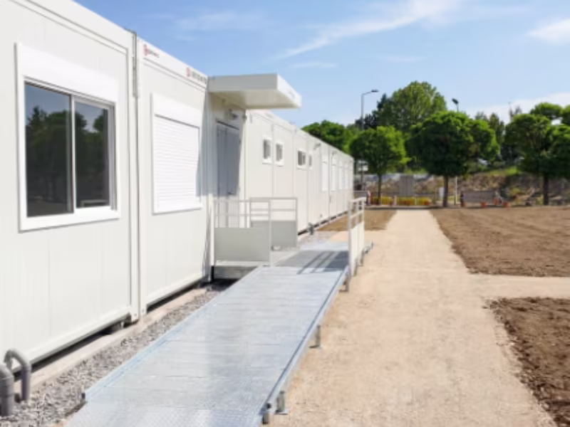 Accès PMR d'une base de vie bungalow