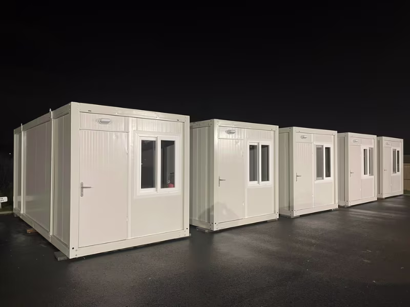 Vue extérieure d'une base de vie modulaire