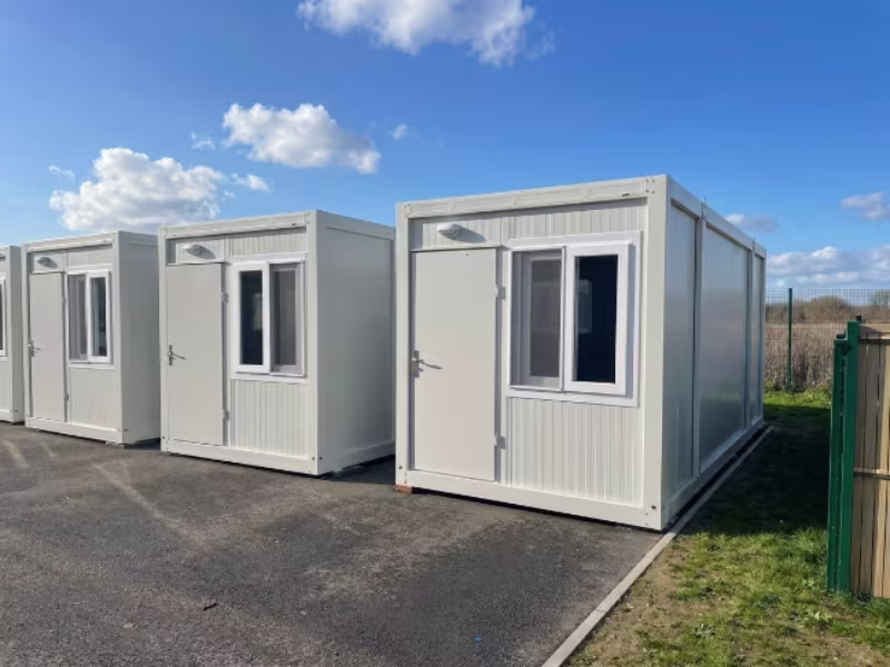 Base de vie modulaire standard installée sur un chantier