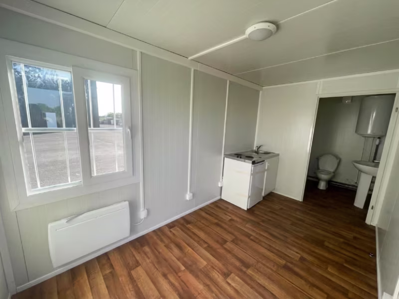 Sanitaires et douches d'une base de vie préfabriquée