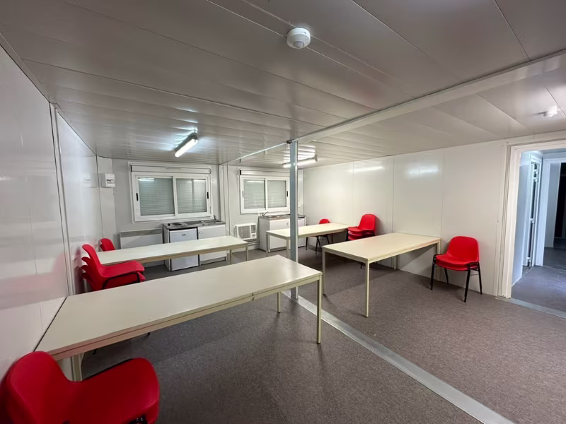 Réfectoire d'un module préfabriqué de chantier