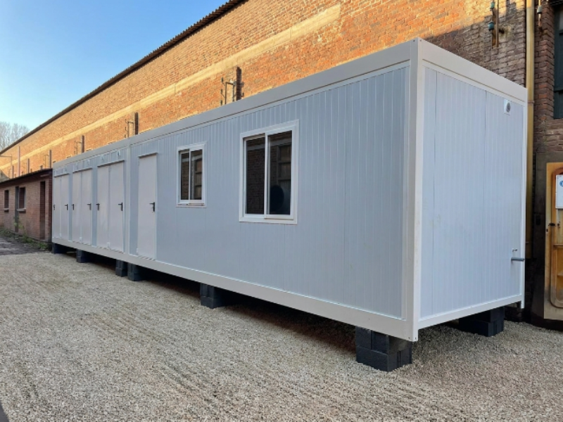 Bungalow préfabriqué utilisé comme dépôt de stockage