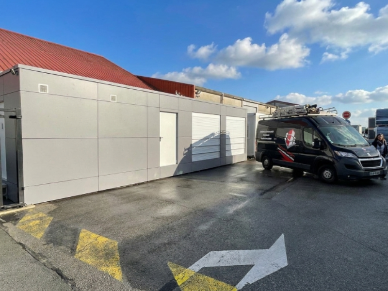 Bungalow préfabriqué aménagé en réfectoire brasserie