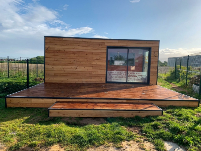 Bungalow préfabriqué aménagé en snack de restauration