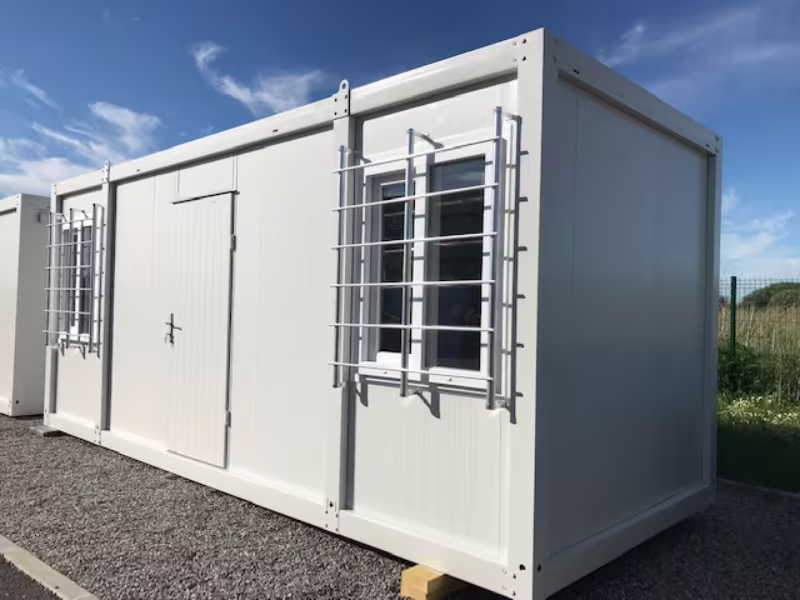 Bureaux modulaires installés sur un chantier de construction