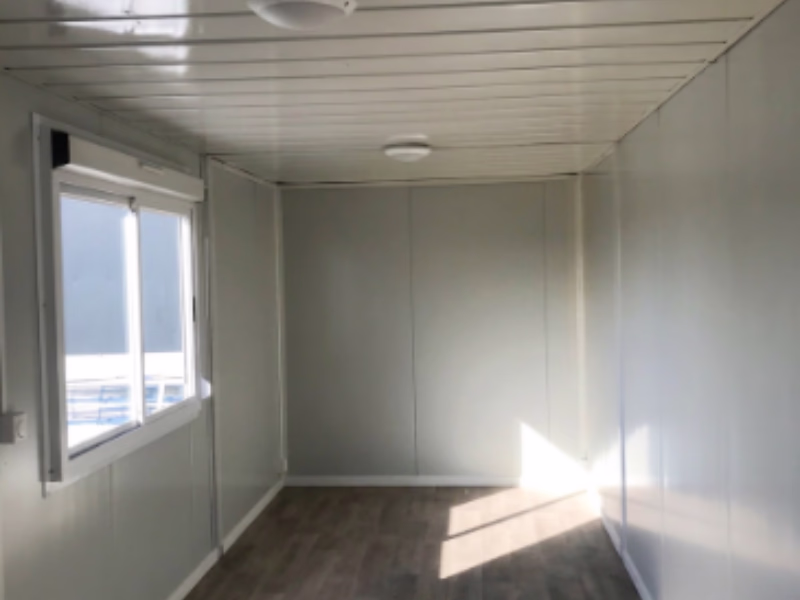 Intérieur d'un bureau modulaire préfabriqué