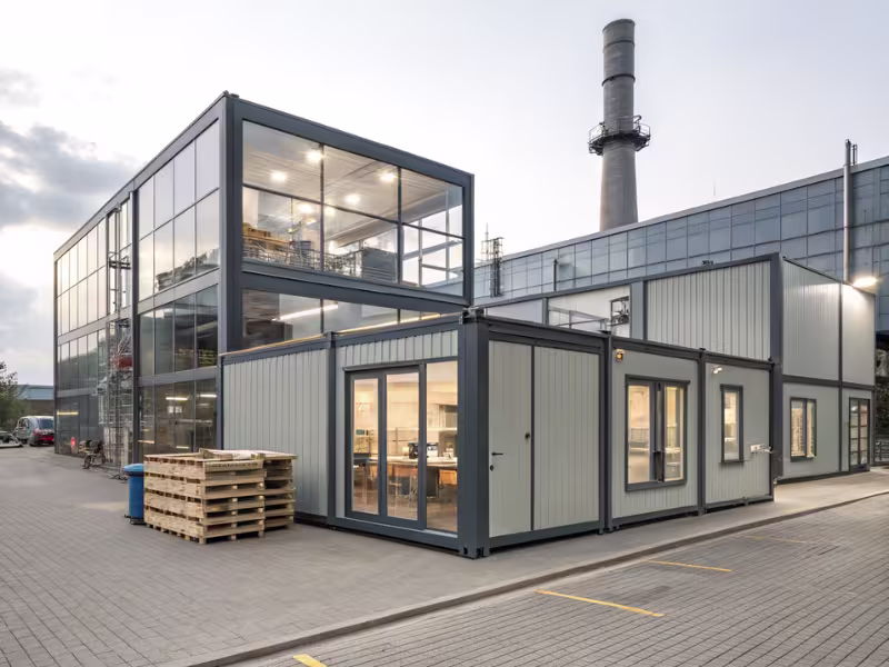 Bureau modulaire aménagé sur un site industriel