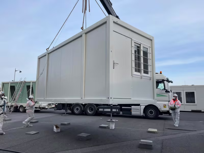 Unité de décontamination, système de filtration et extraction