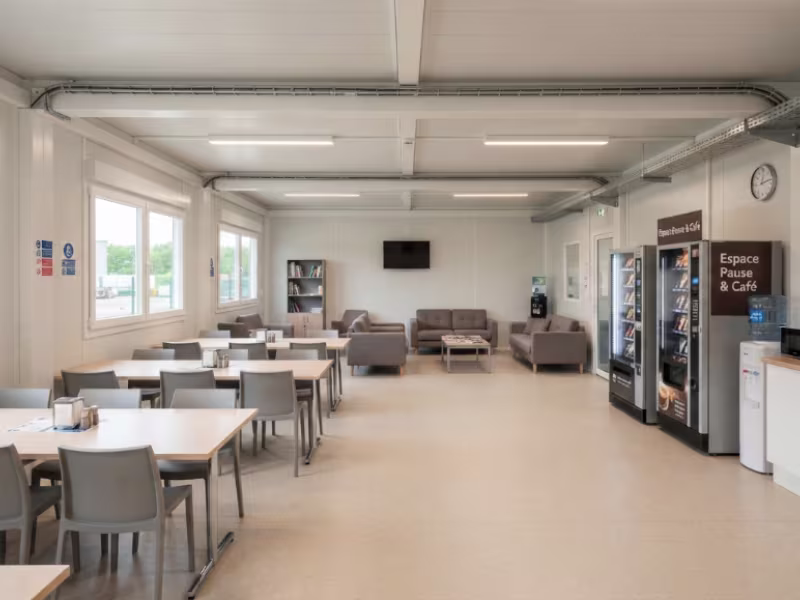 Espace repas et repos dans un réfectoire modulaire