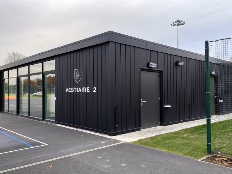 Vestiaire modulaire en bord de terrain sportif