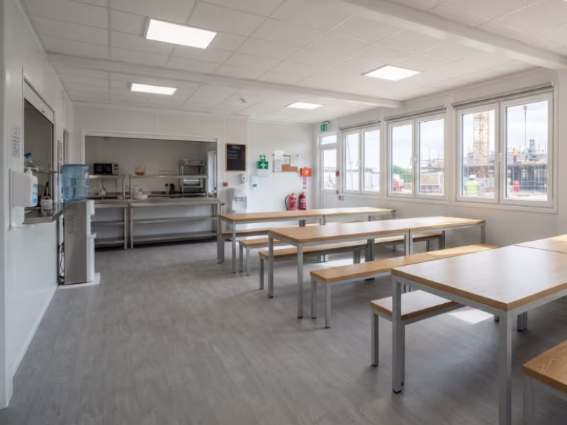 Intérieur aménagé d'un bâtiment modulaire temporaire